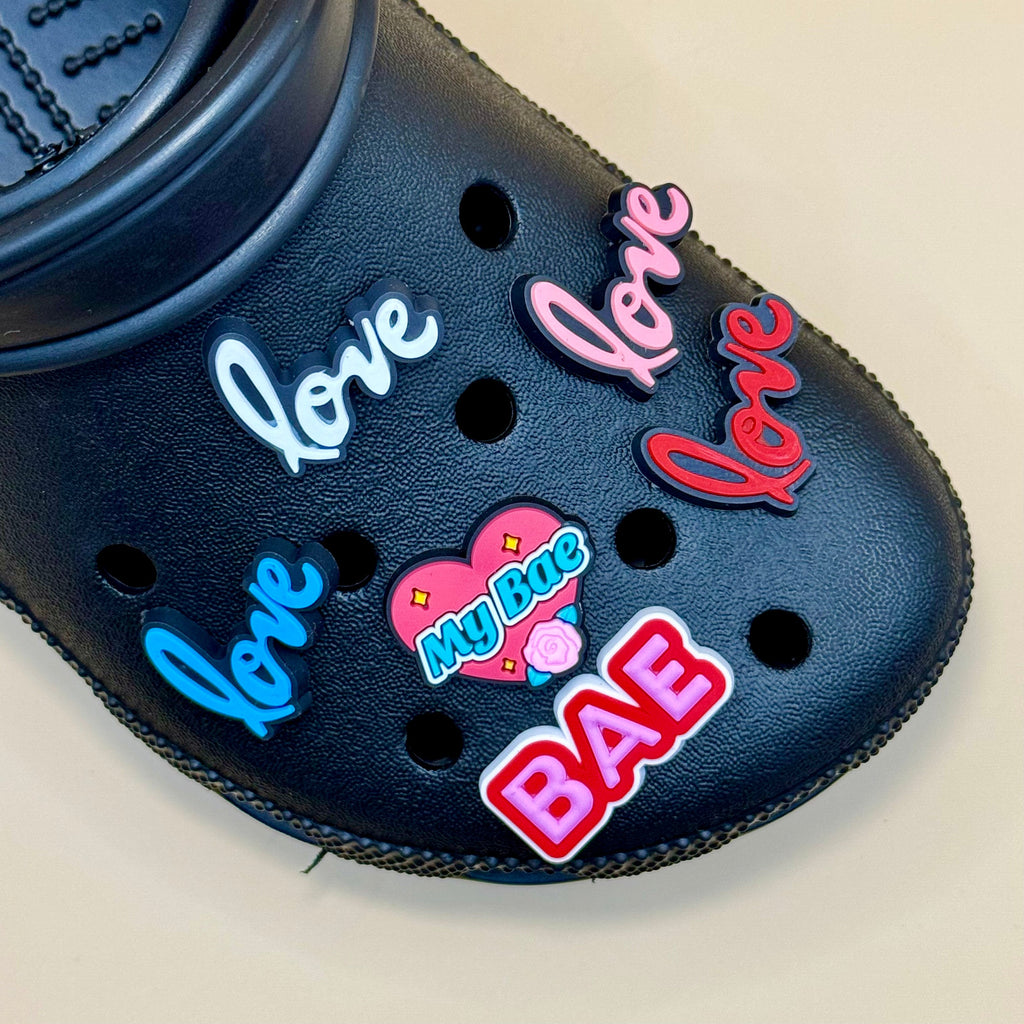 Pin's pour Clogs - Love